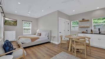 House, Multiple Beds, Hot Tub, City View (215 Mistletoe- Combo) | 8 bedrooms, individually decorated, individually furnished, bed sheets