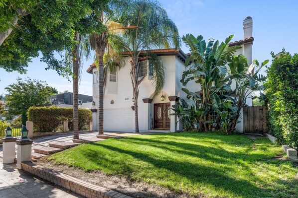 Exterior - Family friendly Cozy Home in the heart of Studio City (Los Angeles)