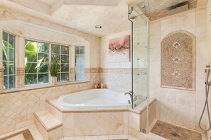 Shower, jetted bath, hair dryer, towels - Family friendly Cozy Home in the heart of Studio City (Los Angeles)