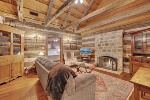 House, 1 King Bed, Patio (3503 RM 2721- Blakey) | Interior