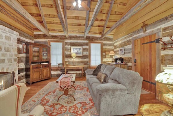 منزل - سرير ملكي - برواق (3503 RM 2721- Blakey) | منطقة المعيشة