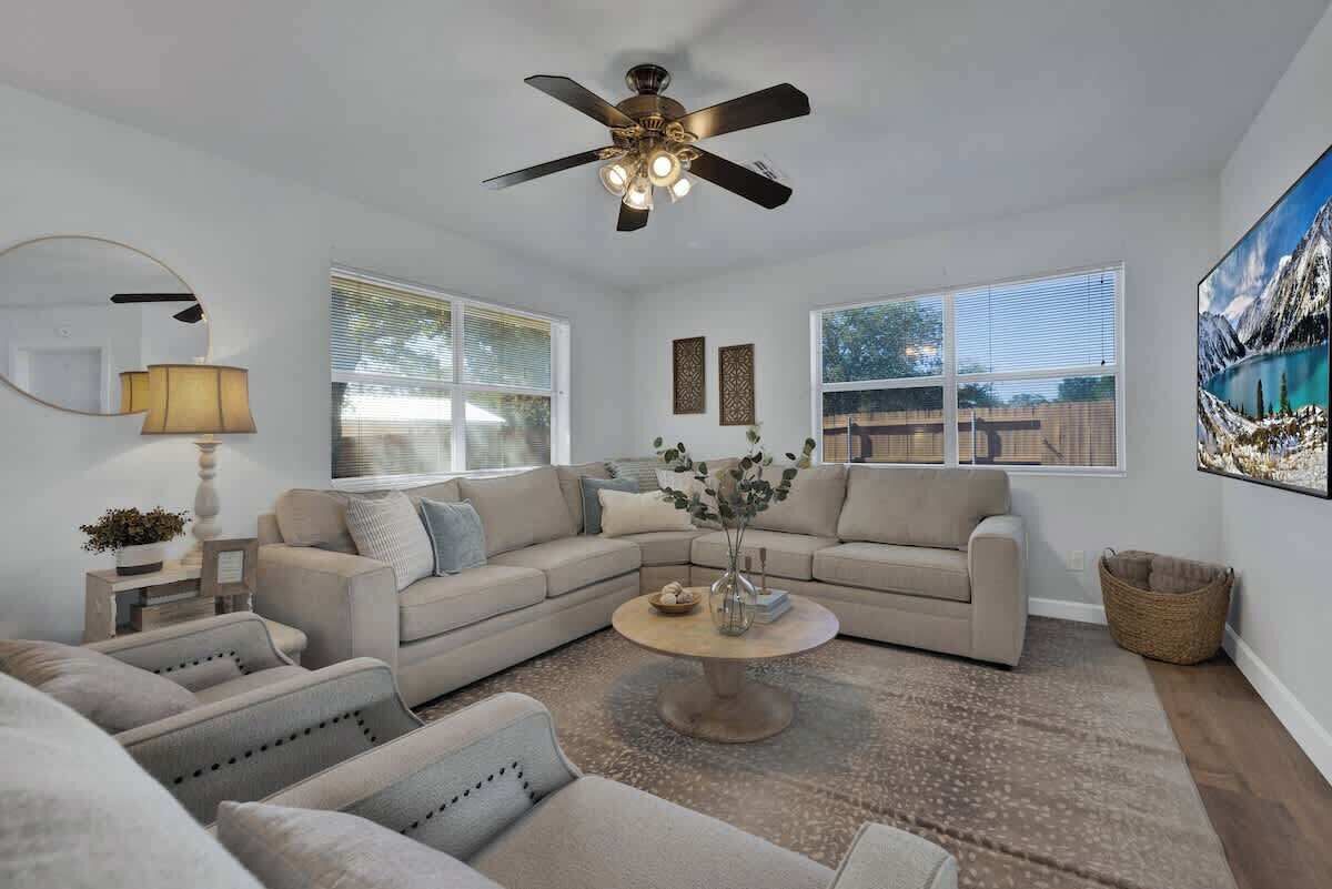 獨棟房屋, 1 張加大雙人床, 熱水浴缸 (147 Weitz Rd.) | 起居區