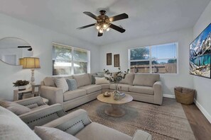 Maison, 1 grand lit, bain à remous (147 Weitz Rd.) | Coin séjour