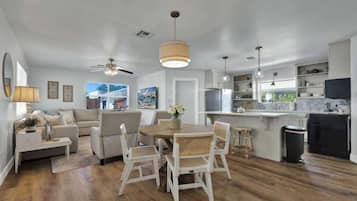 Talo, 1 keskisuuri parisÀnky, poreamme (147 Weitz Rd.) | Oleskelualue