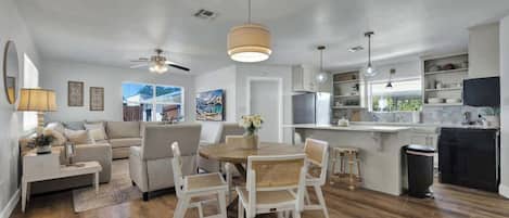 Maison, 1 grand lit, baignoire à remous (147 Weitz Rd.) | Aire de séjour