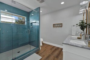 House, 1 Queen Bed, Hot Tub (147 Weitz Rd.) | Bathroom | Towels - Weitz Retreat (Fredericksburg)