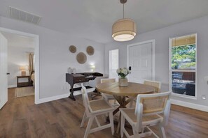 House, 1 Queen Bed, Hot Tub (147 Weitz Rd.) | Dining