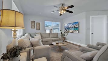 Casa, 1 cama Queen size, hidromasaje (147 Weitz Rd.) | Área de sala de estar