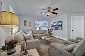 Casa, 1 cama de matrimonio, bañera de hidromasaje (147 Weitz Rd.) | Zona de estar | Una televisión