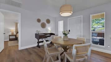 House, 1 Queen Bed, Hot Tub (147 Weitz Rd.) | Dining