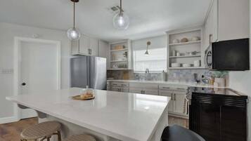 Talo, 1 keskisuuri parisÀnky, poreamme (147 Weitz Rd.) | Yksityinen keittiö | Kahvin-/teenkeitin