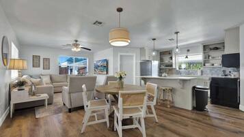 Casa, 1 cama Queen, banheira de imersão (147 Weitz Rd.) | Área de estar