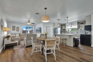 Casa, 1 cama de matrimonio, bañera de hidromasaje (147 Weitz Rd.) | Zona de estar | Una televisión