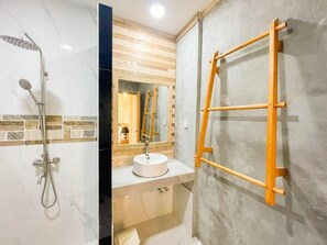 Shower, rainfall showerhead, free toiletries, hair dryer - Suffix Retreat - Stay, Dive & Explore Fuvahmulah (Fuvahmulah)