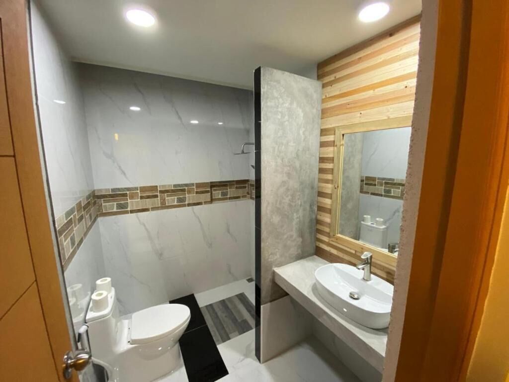 Deluxe tweepersoonskamer | Badkamer | Een douche, een regendouche, gratis toiletartikelen, een haardroger