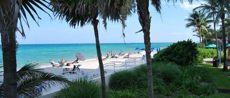 Aan het strand, ligstoelen aan het strand, strandlakens