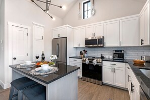 Condo, Multiple Beds, Hot Tub, Pool View | Private kitchen