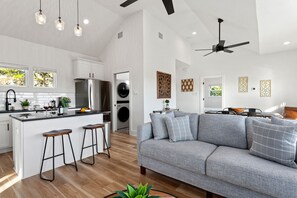 ハウス クイーンベッド 2 台 スパ浴槽 | リビング エリア | テレビ