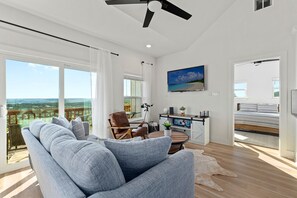 ハウス クイーンベッド 2 台 スパ浴槽 | リビング エリア | テレビ