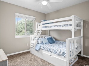 3 habitaciones, tabla de planchar con plancha, wifi y ropa de cama 