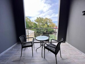 Outdoor dining - Appartement à Quelques pas de la mer (Calodyne)