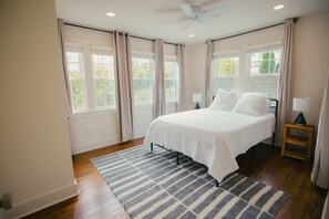 2 bedrooms, iron/ironing board, free WiFi, bed sheets - Music Row Stay – 8 Mins to Broadway/Free Parking-1 (Nashville)