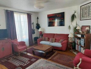 TV - Welcome to Emma in Gambetta! 2 bedrooms near Metro Porte des Lilas (Paris)