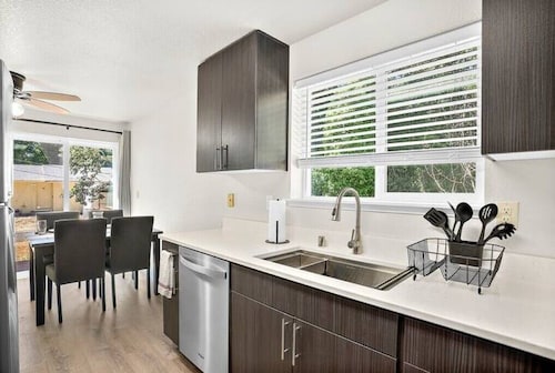 Cozy Lake City Getaway

