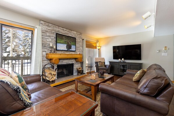 Smart TV, fireplace