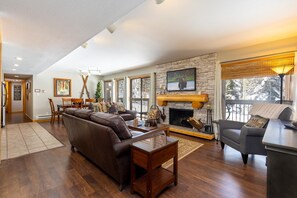 Smart TV, fireplace - Newly Updated Wild Irishman Condo (Keystone)