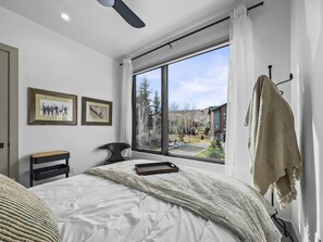 3 bedrooms, iron/ironing board, free WiFi, bed sheets - Modern Townhome, Amazing views from the Rooftop Hot tub 541 (Silverthorne)