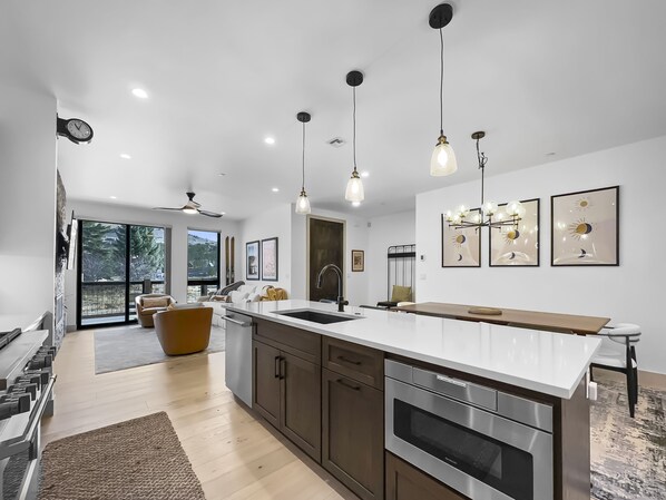 Fridge, microwave, oven, stovetop - Modern Townhome, Amazing views from the Rooftop Hot tub 541 (Silverthorne)