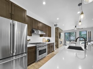 Fridge, microwave, oven, stovetop - Modern Townhome, Amazing views from the Rooftop Hot tub 541 (Silverthorne)