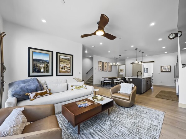 Smart TV, fireplace - Modern Townhome, Amazing views from the Rooftop Hot tub 541 (Silverthorne)