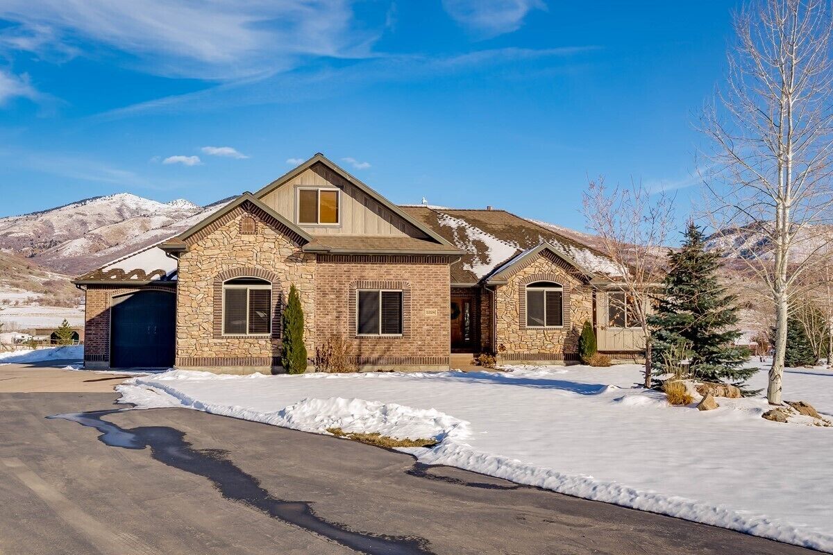 Cozy ski retreat with hot tub, game room and theater room. 