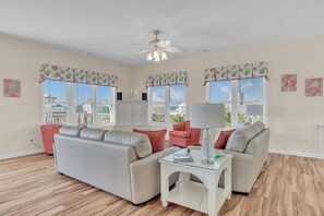 TV - Ocean Views and Pool, King Bed, Beach Access at end of Driveway! (Emerald Isle)