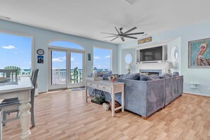 Smart TV, fireplace