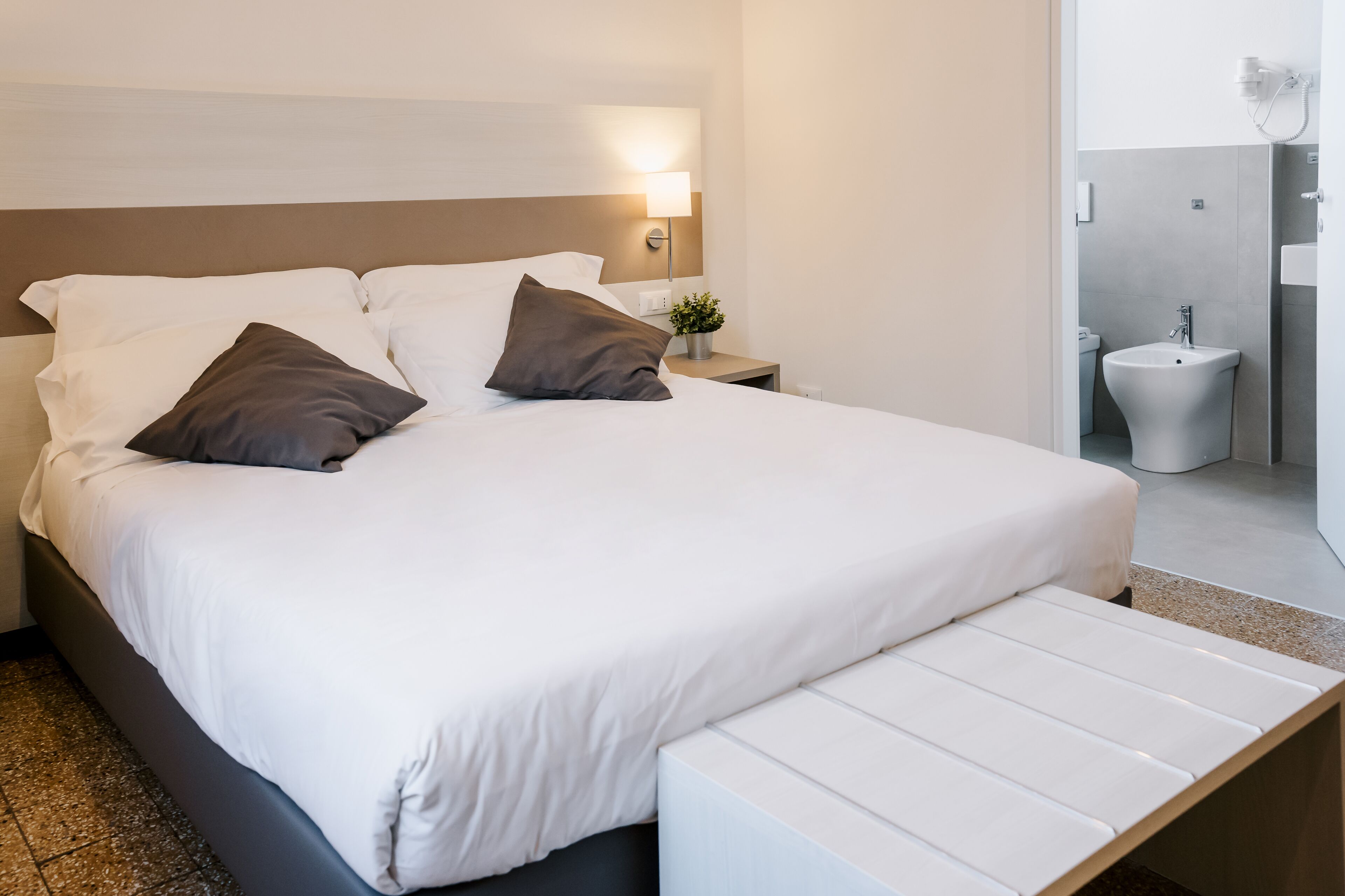 高級雙人或雙床房 | 迷你吧、客房內保險箱、書桌、筆電工作空間