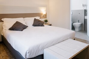 高级双人房或双床房 | 迷你吧、客房内保险箱、办公桌、笔记本电脑工作区