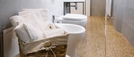 Chambre triple Confort | Salle de bain | Douche, douche cascade, séchoir à cheveux, bidet