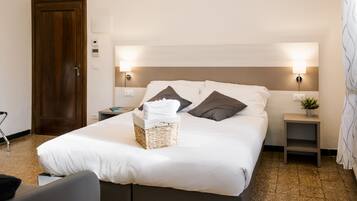 Comfort Triple Room | 1 bedroom, minibar, in-room safe, desk