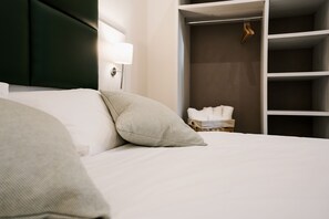 Suite clásica | Minibar, caja de seguridad en la habitación y escritorio 