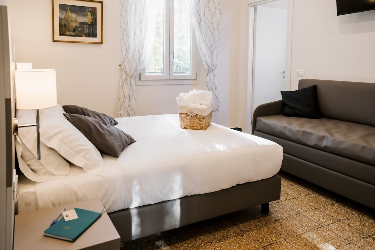 Comfort Triple Room | 1 bedroom, minibar, in-room safe, desk