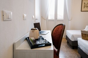 Habitación estándar con 1 cama matrimonial o 2 individuales | Minibar, caja de seguridad en la habitación y escritorio 