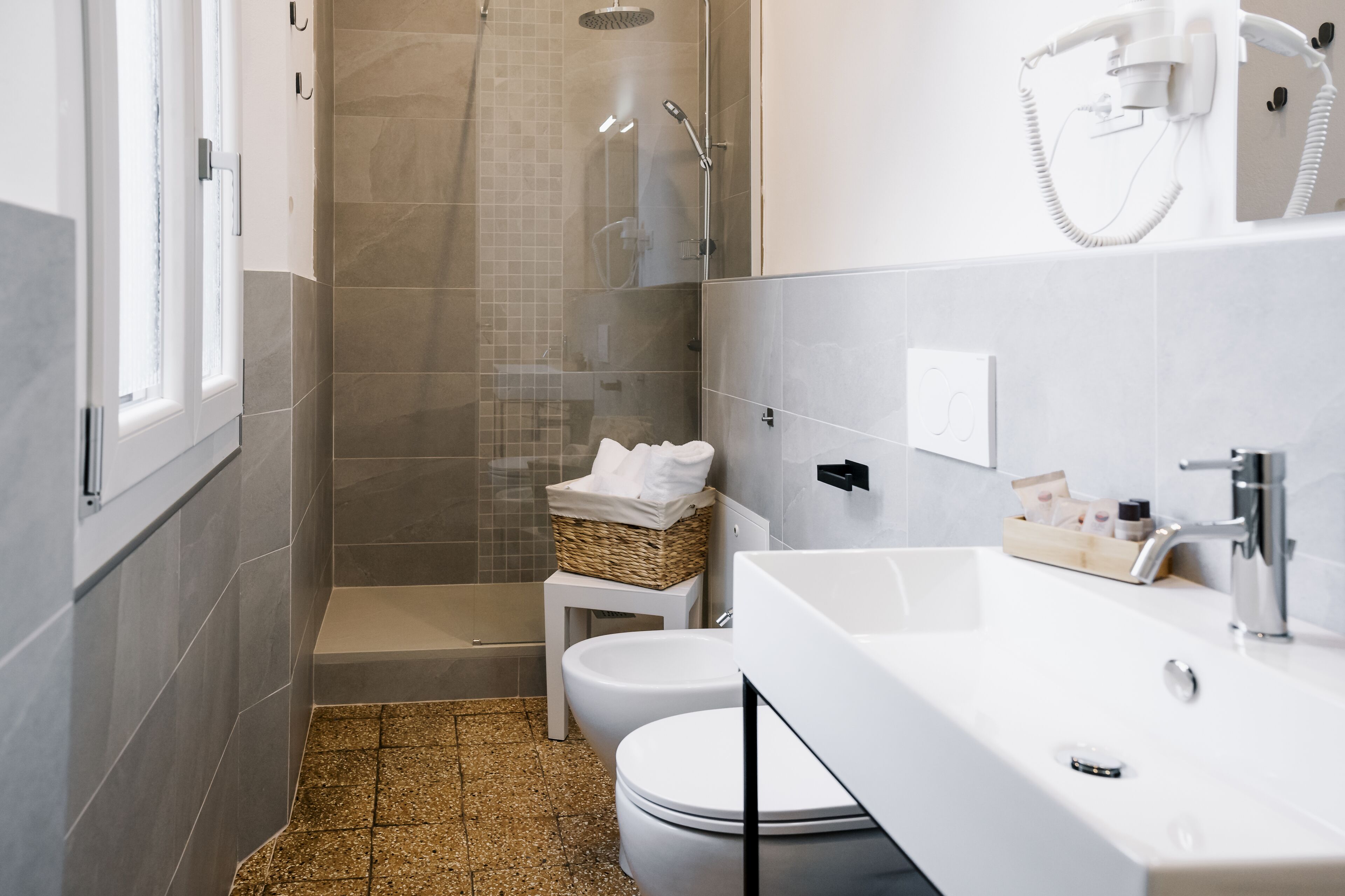 Comfort Triple Room | Bathroom | Shower, rainfall showerhead, hair dryer, bidet