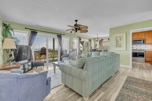 Living area - Pet Friendly, Ocean Front, 3 Ensuite BR! (Emerald Isle)