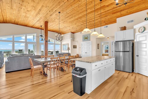 Oceanfront 6BR w/ Stunning Views, Decks & DOGS OK!
