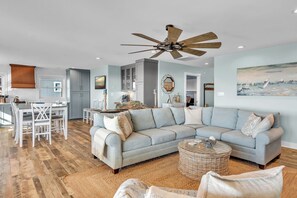 Smart TV, fireplace - Pet Friendly, Hot Tub, One Level & OCEAN FRONT! (Emerald Isle)