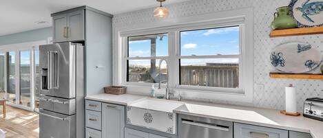 Køleskab, mikrobølgeovn, ovn, kogeplade