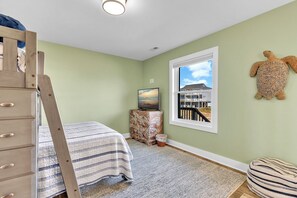 4 عدّة غرف نوم ومكواة/لوح كي وواي فاي وملاءات أسرّة